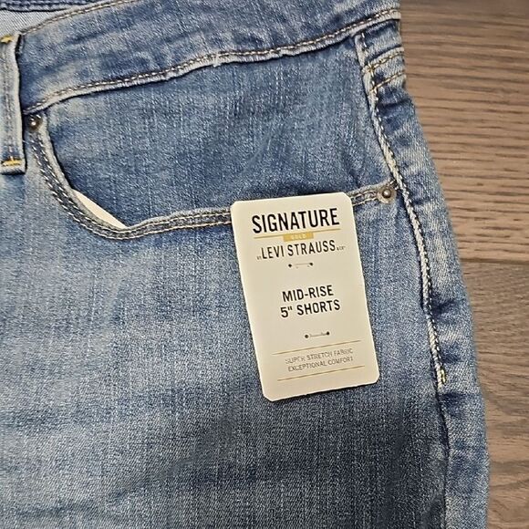 Signature by Levi Strauss Women's Classic Blue Jean Shorts - Picture 3 of 4